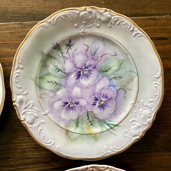 Set of 4 hand painted floral plates Wawel Poland artist signed - Picture 4 of 11